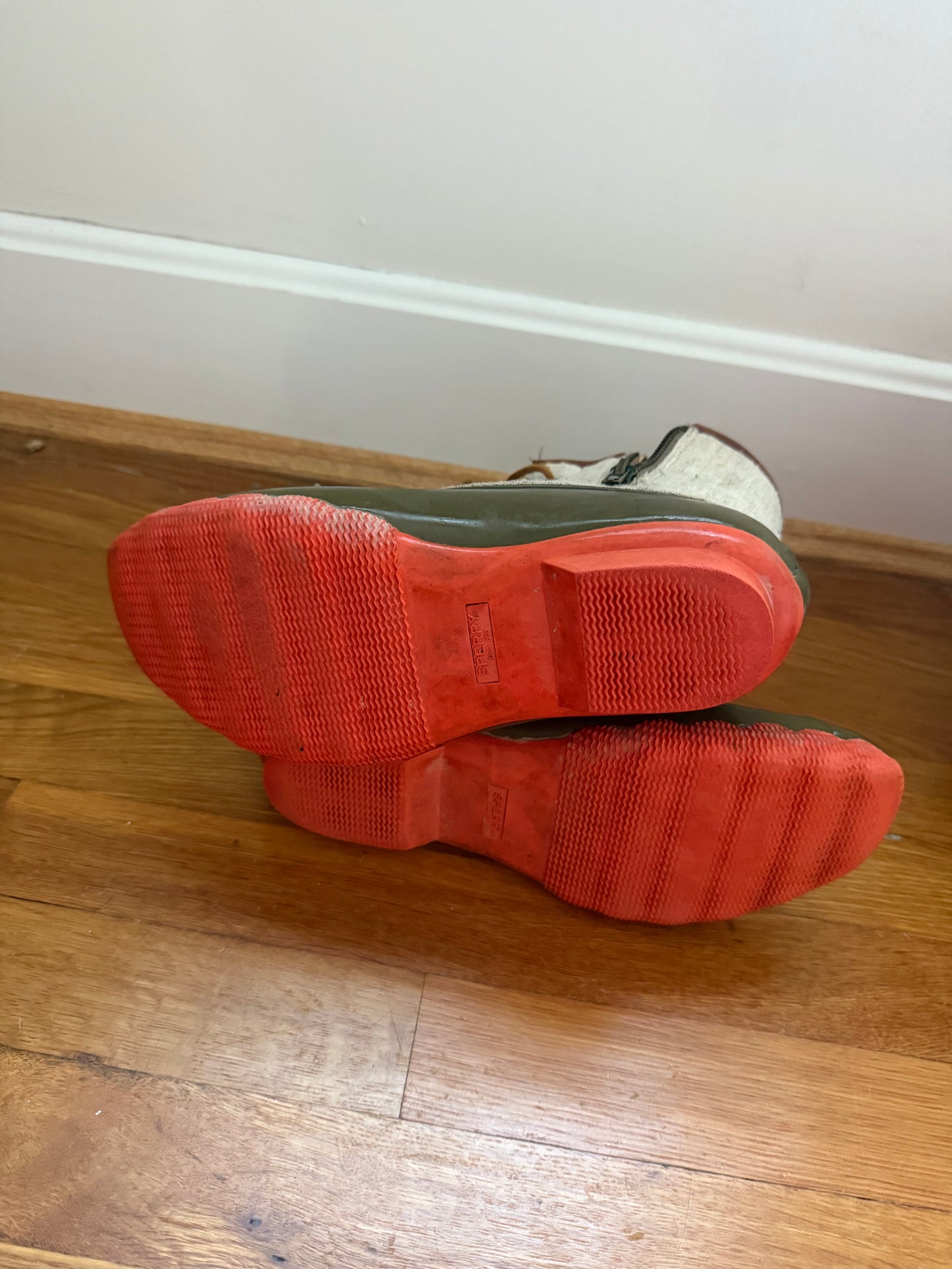 136 EUC like new sperry boats size 8