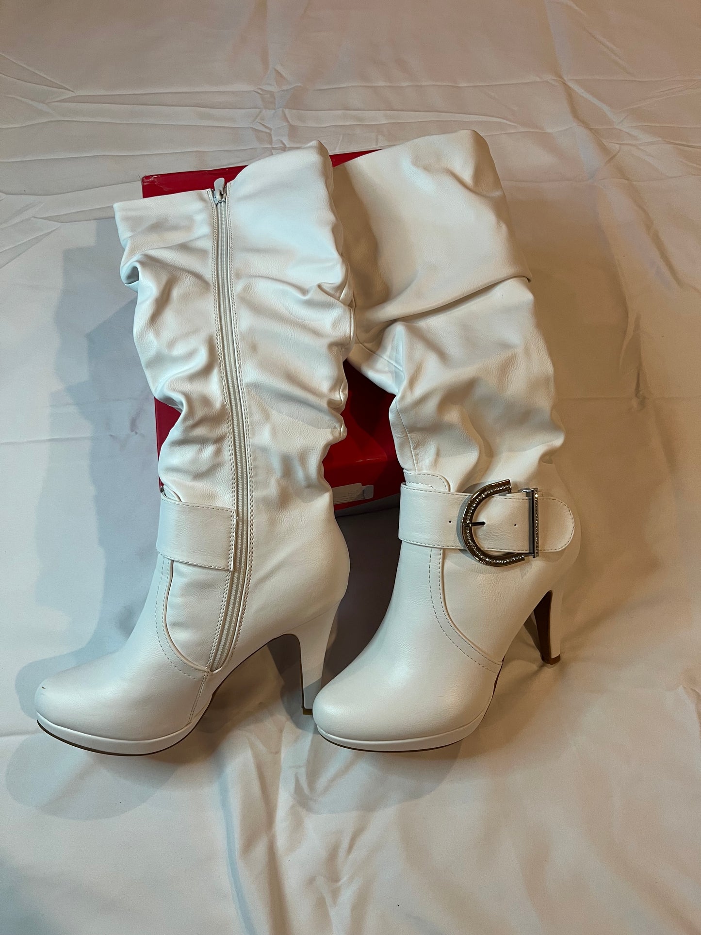 3B NIB women’s white boots size 8