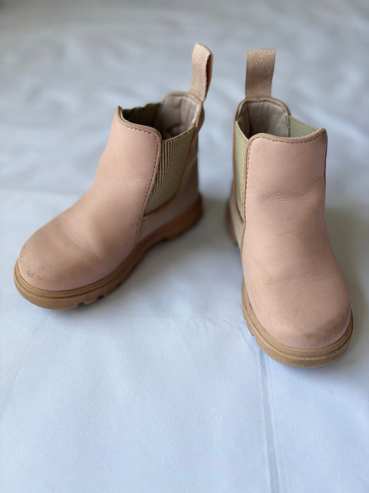 #88 REDUCED Native Pink Chelsea Boot Girls Size C9