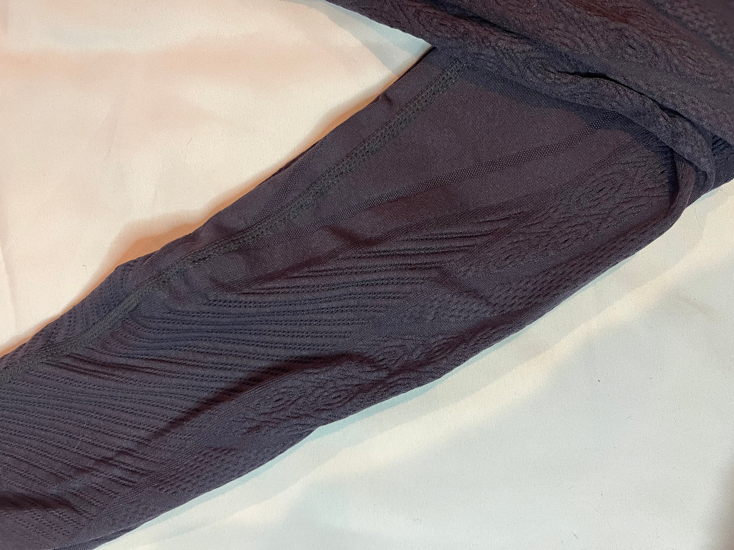 3B Fabletics details on legs size xs slate gray