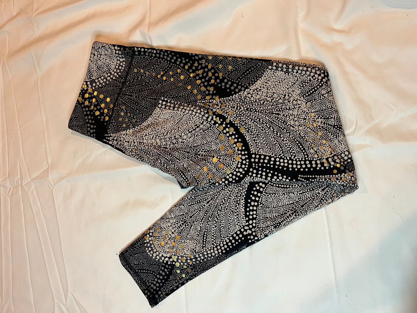 3B Fabletics leggings size small has gold shimmer in details