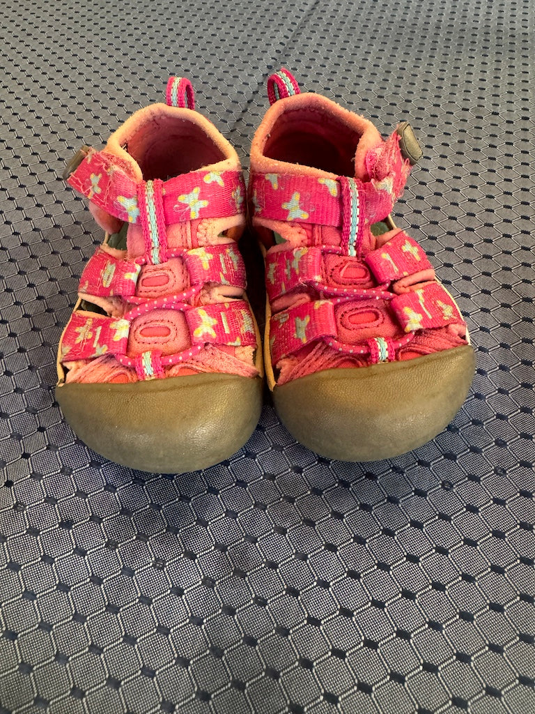 Pink Keens Girls size 6-GUC bc not first owner.
