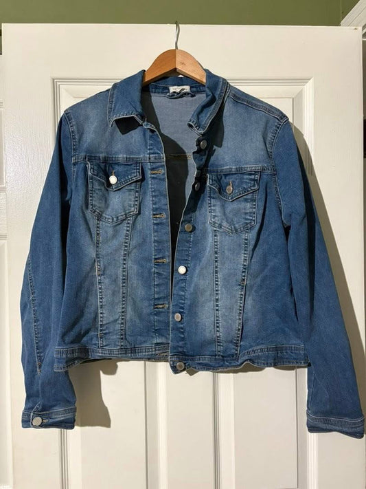 #133 **REDUCED** Women’s Medium Jean Jacket