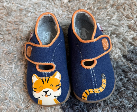 #74- see Kai run cat shoes 6c LIKE NEW