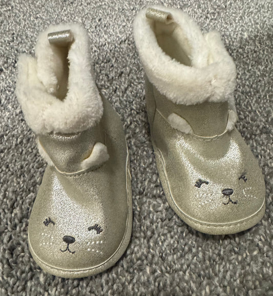 #53 baby winter boots size 3-6m