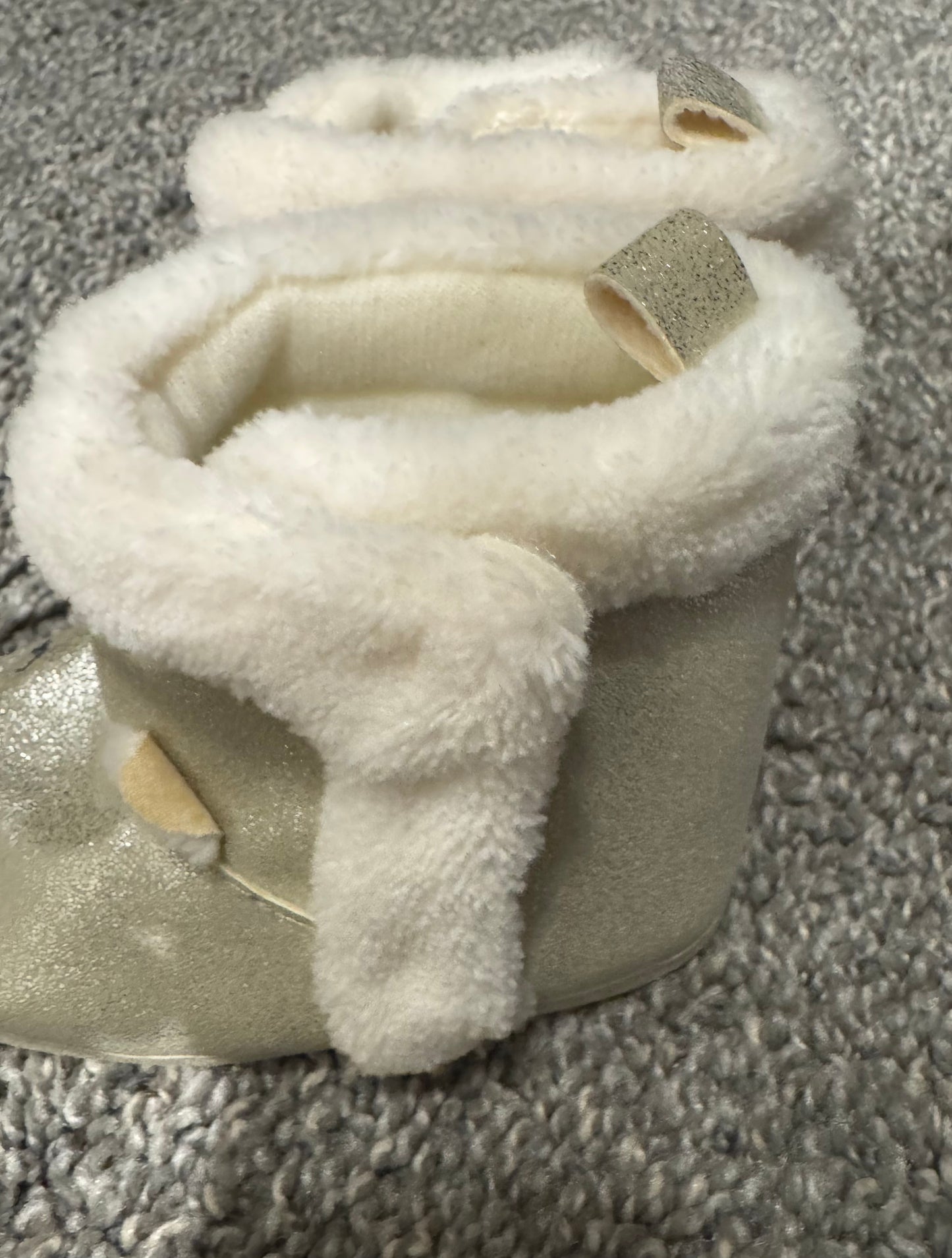 #53 baby winter boots size 3-6m