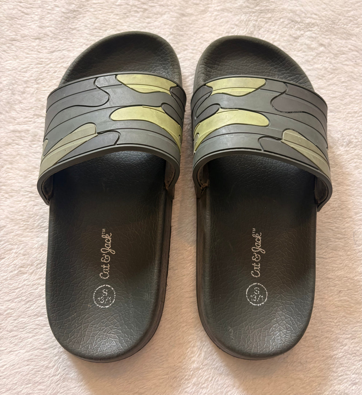 #102 - Cat & Jack boys size S (13/1) camo slides