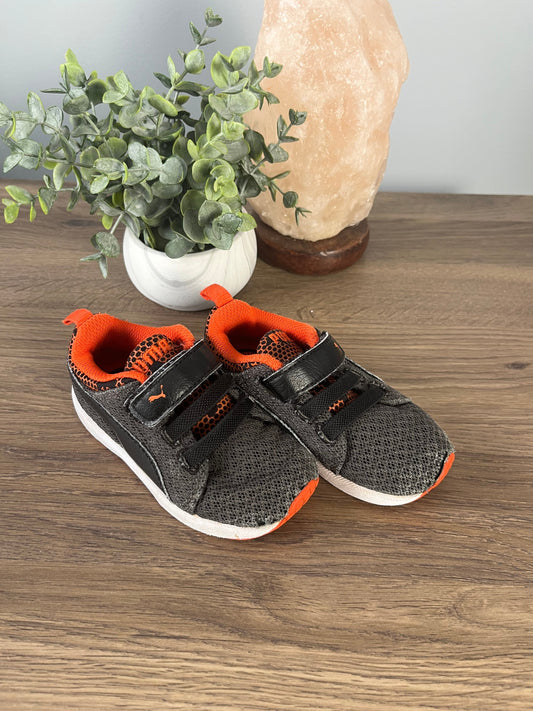 Seller #213 Boys size 5 Puma Sneaker Velcro VGUC