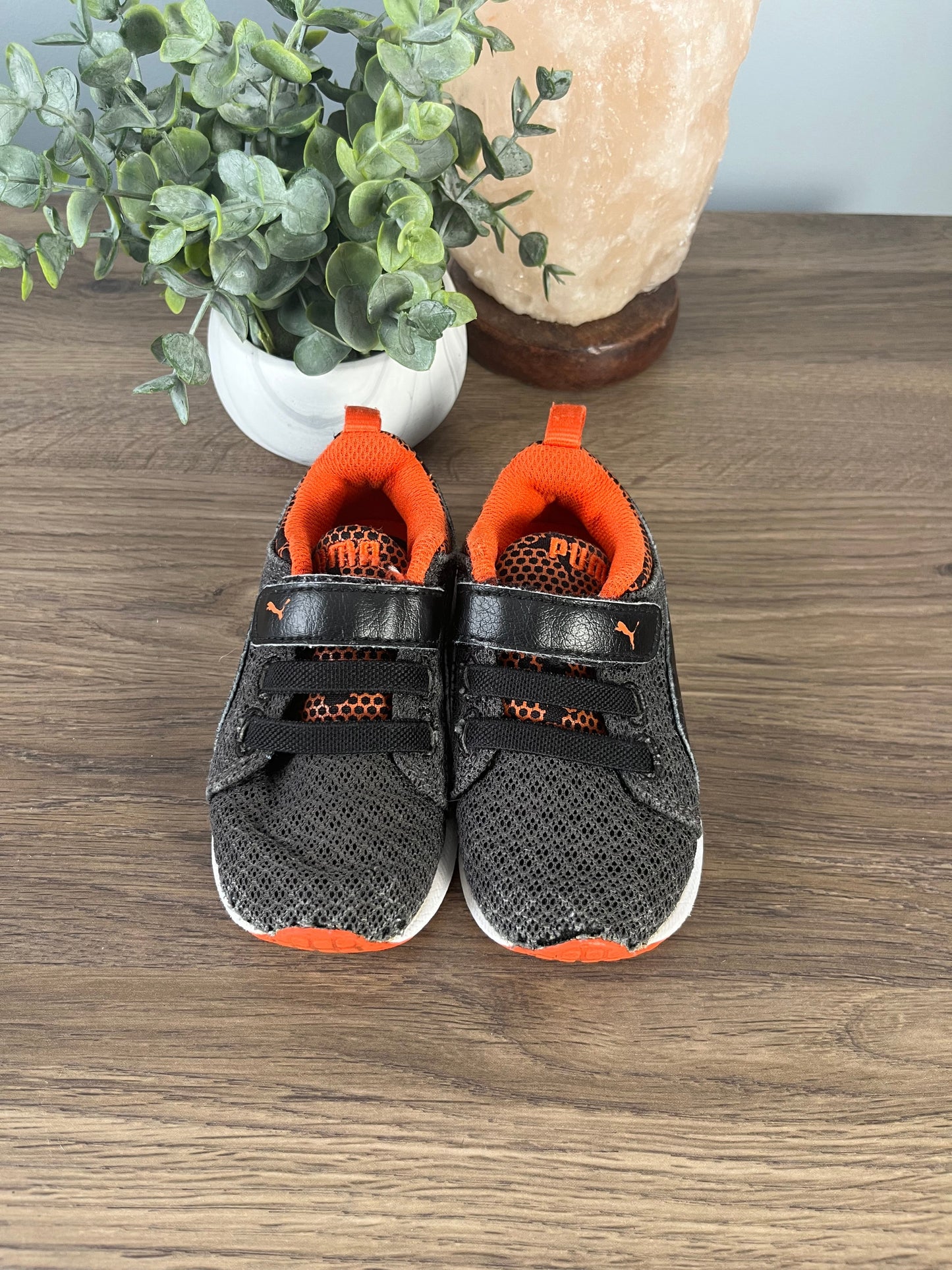 Seller #213 Boys size 5 Puma Sneaker Velcro VGUC