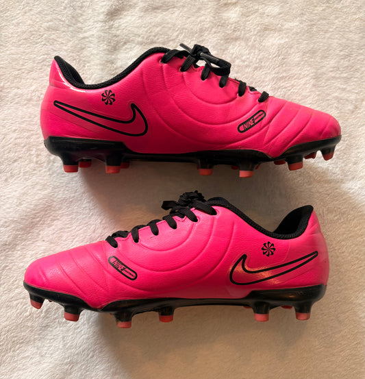 #102 - Nike size 5Y girls soccer cleats