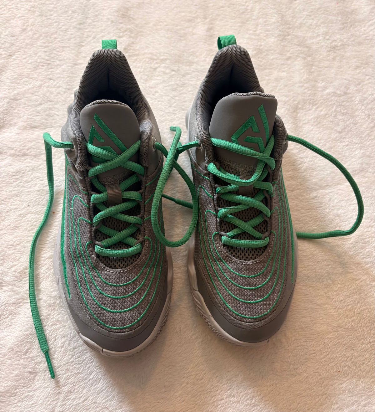 #102 - Nike Giannis boys size 3Y sneakers - great condition
