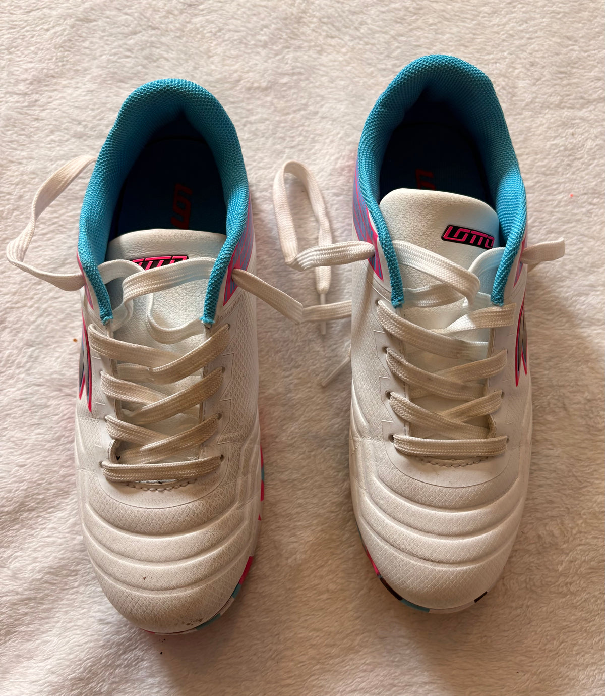 #102 -  Lotto size 2.5Y soccer hard court shoes (good for PIVO)