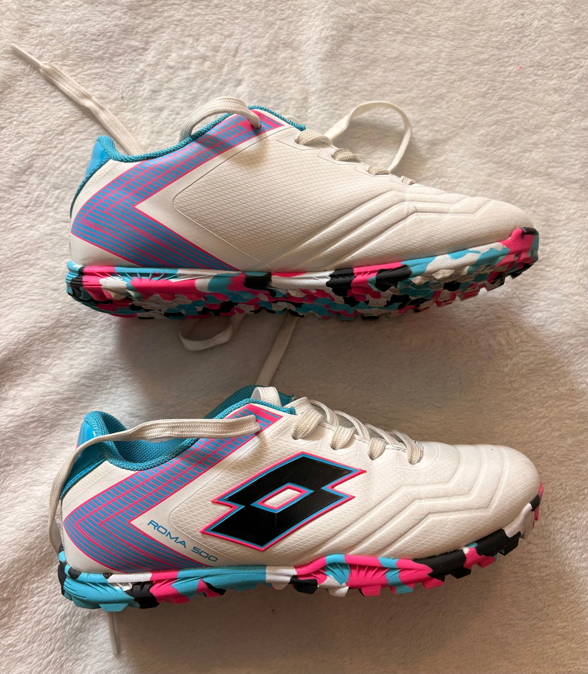 #102 -  Lotto size 2.5Y soccer hard court shoes (good for PIVO)
