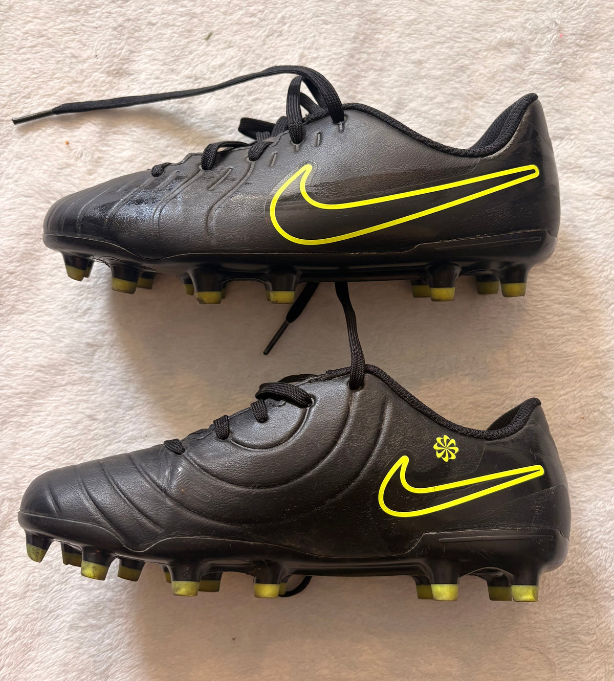 #102 - Nike boys size 3Y soccer cleats