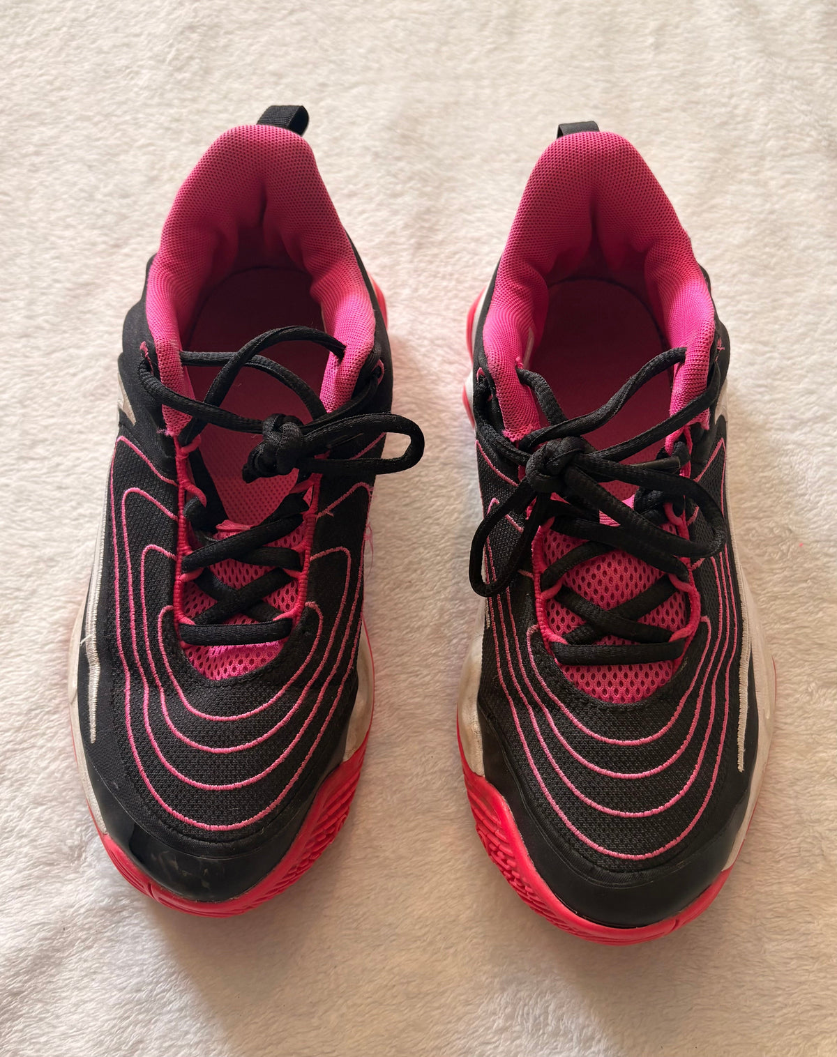 #102 - Nike Giannis girls size 4.5Y sneakers