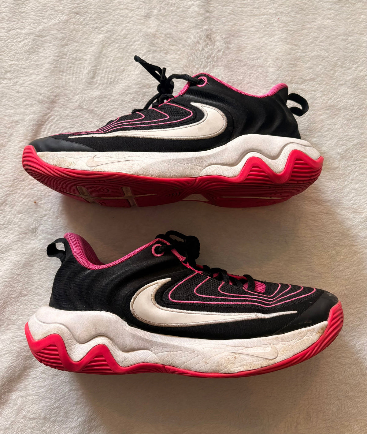 #102 - Nike Giannis girls size 4.5Y sneakers