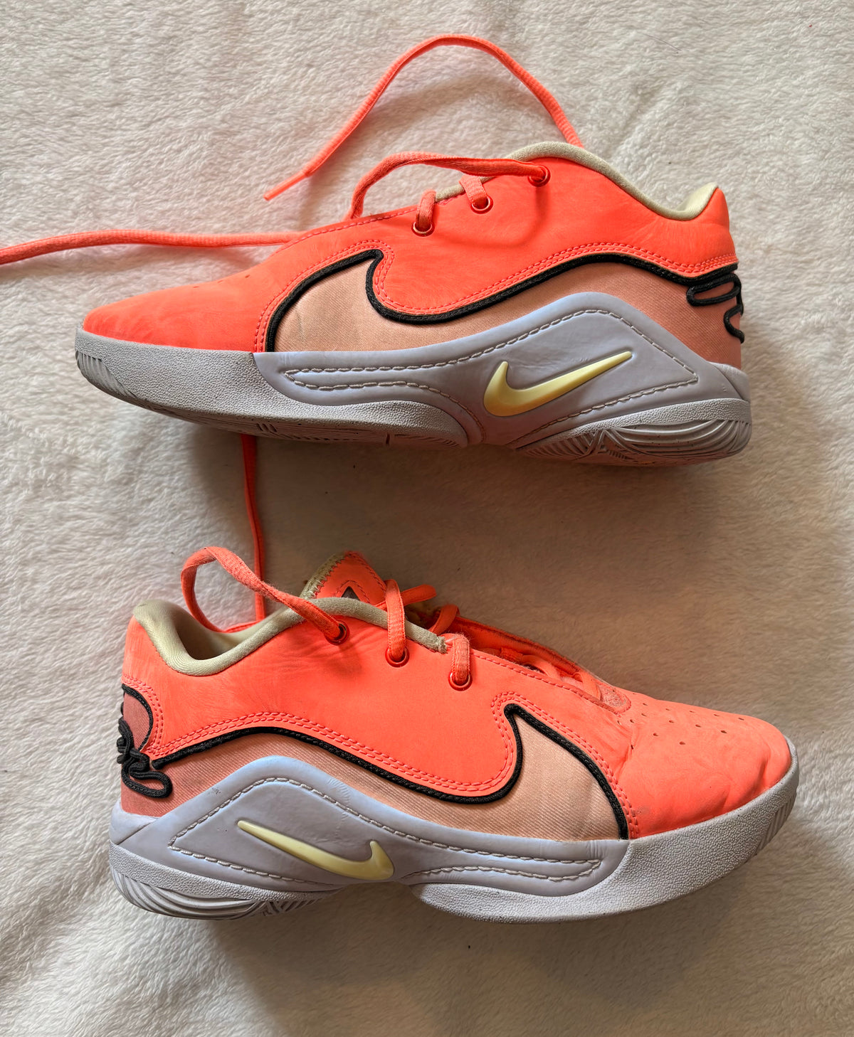 #102 - Nike Lebron James boys size 3Y sneakers