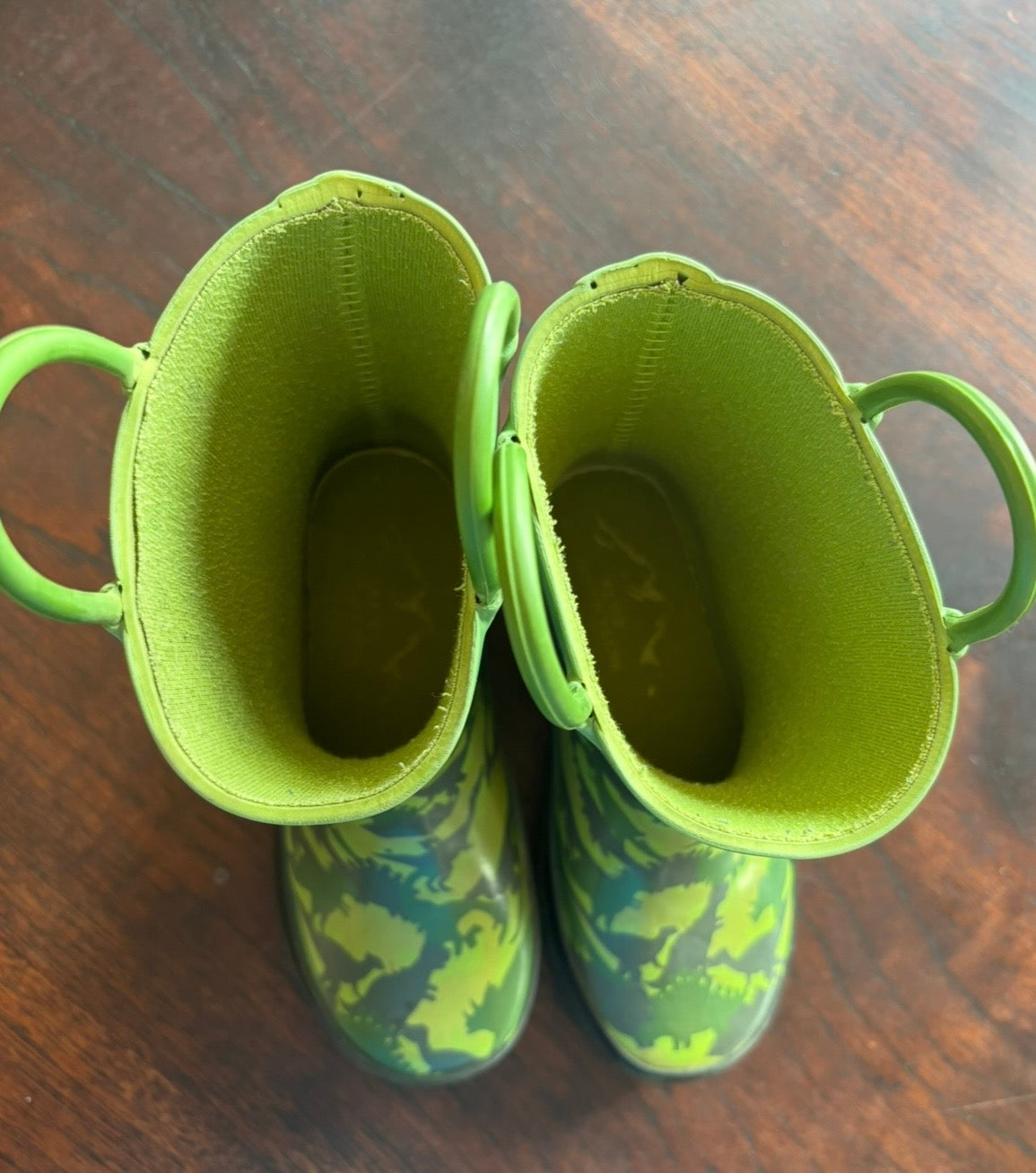 #44 boys size 9/10 rain boots