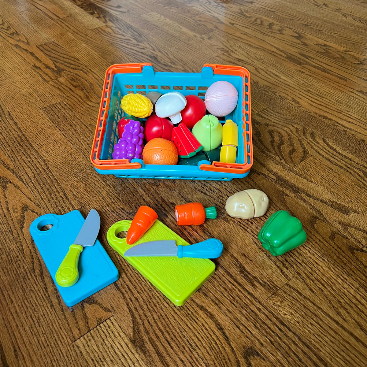 Seller #115 - Battat Play Food with Produce Basket, Cutting Boards, & Knives, VGUC