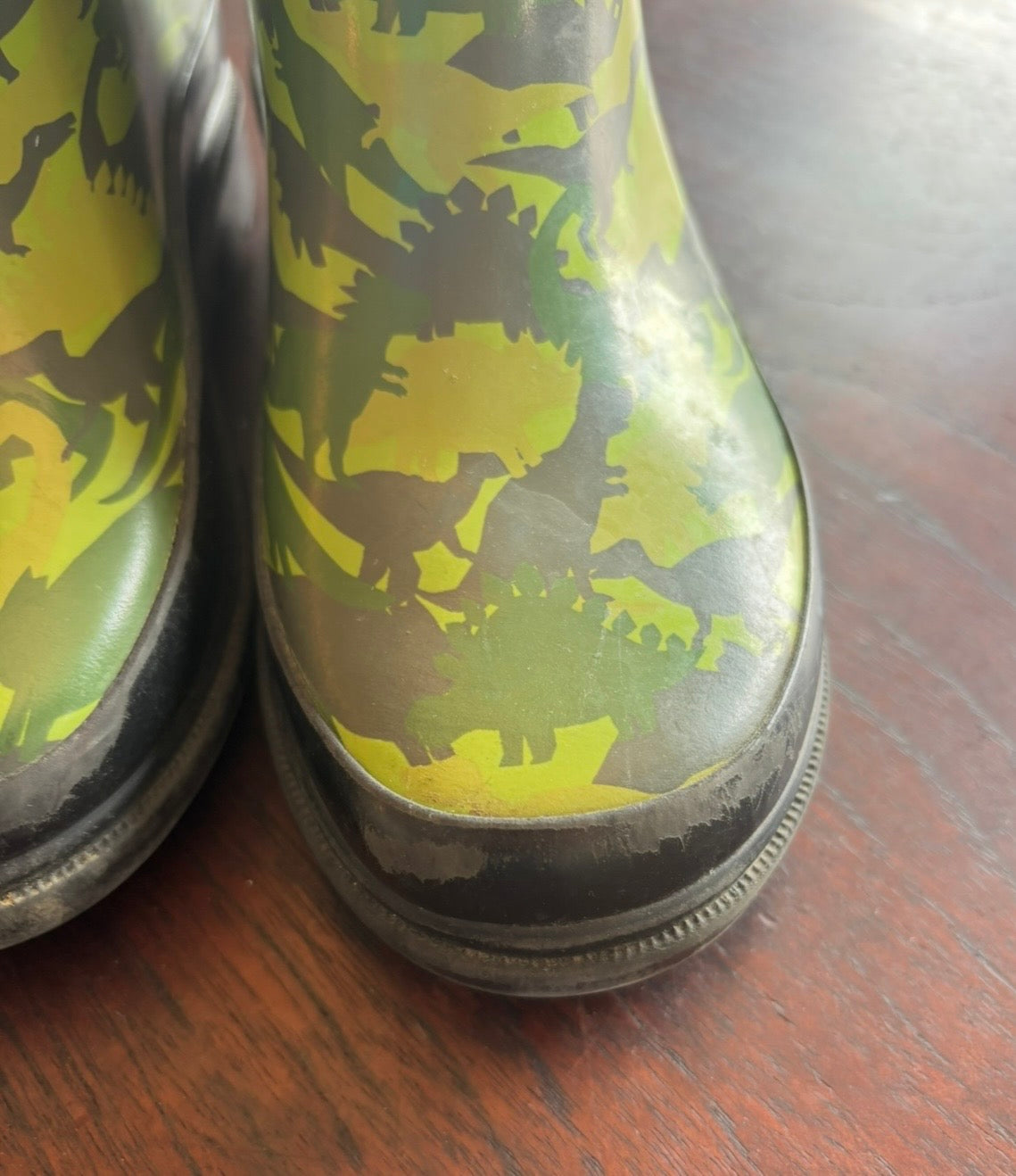 #44 boys size 9/10 rain boots