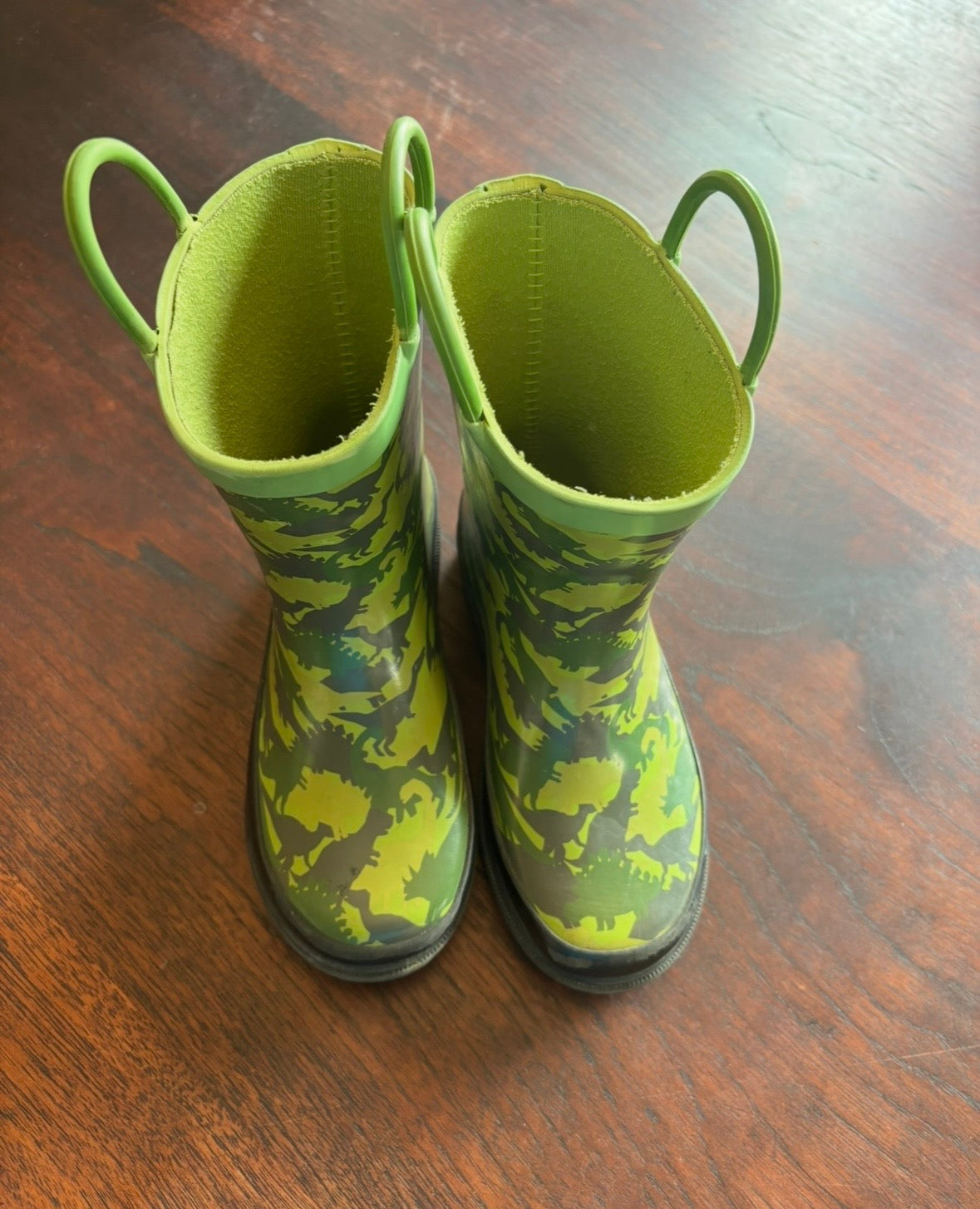 #44 boys size 9/10 rain boots