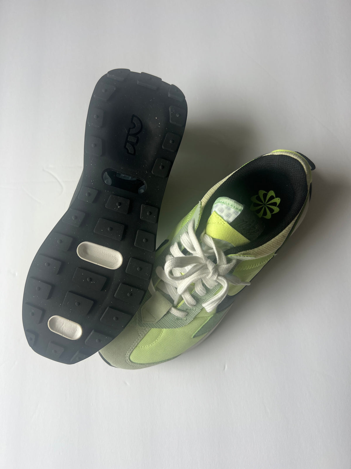 #180 NEW Nike womens size 8 green gym shoes