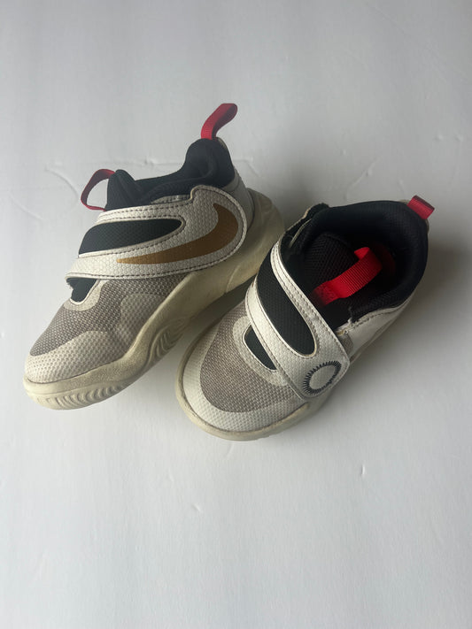 #180 Nike boys size 9c black and white gym shoes