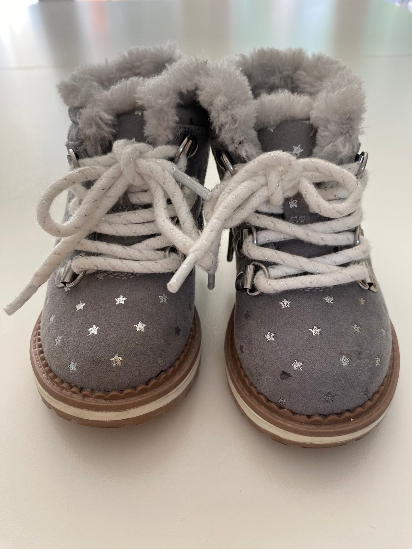 #84B- Cat & Jack Gray boots with stars and fur lining, girls size 5, VGUC