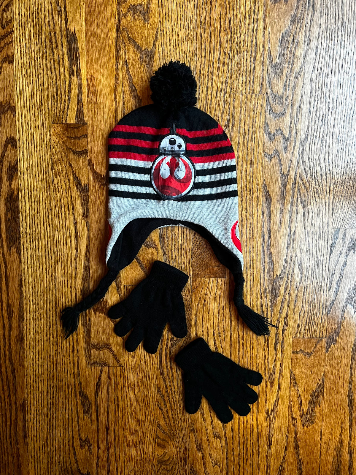 Seller #115 - Star Wars Boys Size 4-7 Winter Hat with Tassels & Black Gloves, GUC