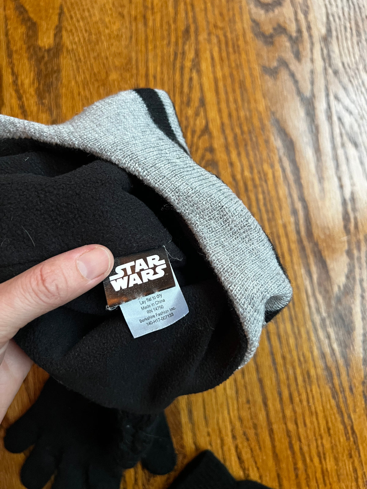 Seller #115 - Star Wars Boys Size 4-7 Winter Hat with Tassels & Black Gloves, GUC