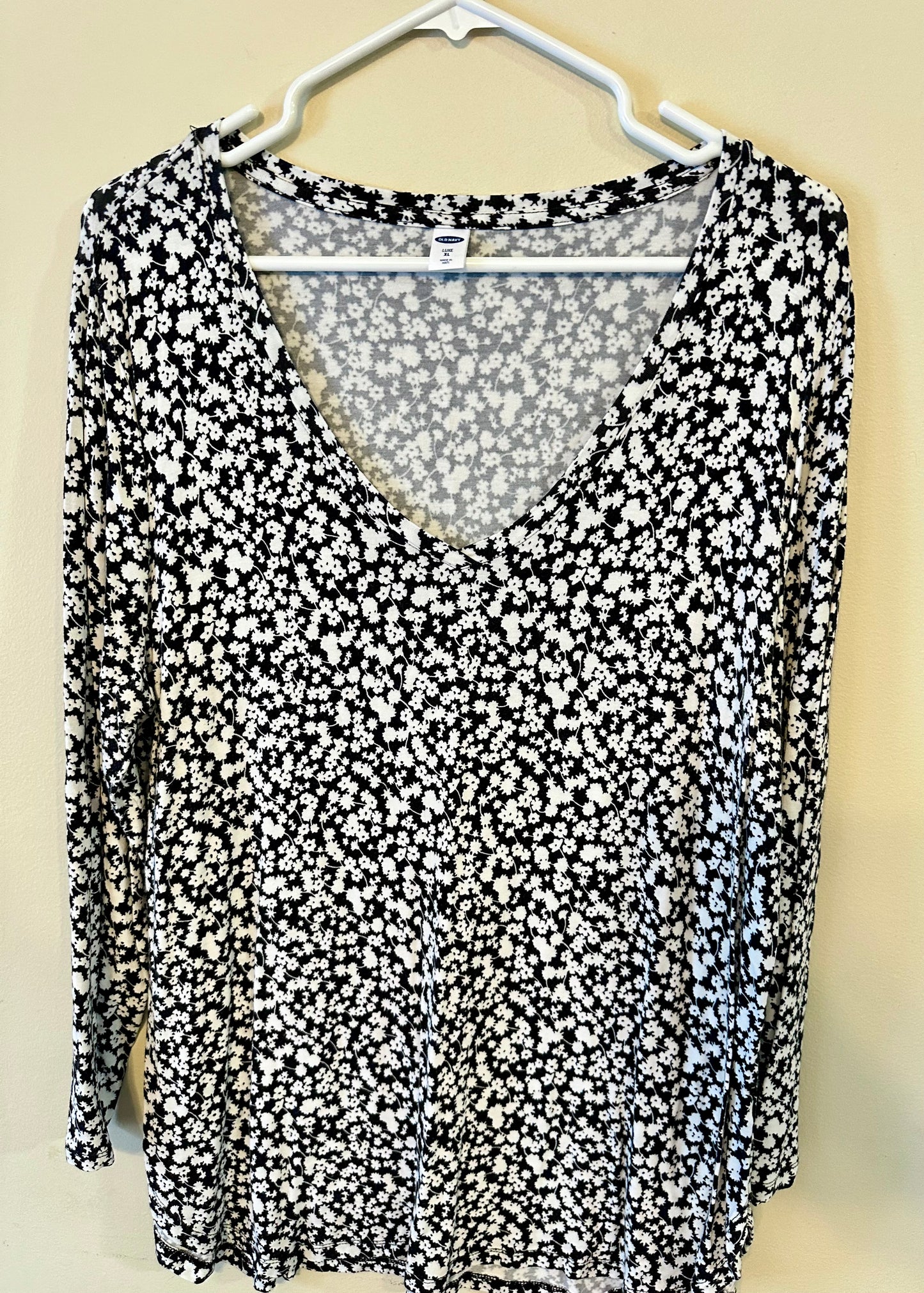Old Navy women's black and white floral shirt long sleeve size XL