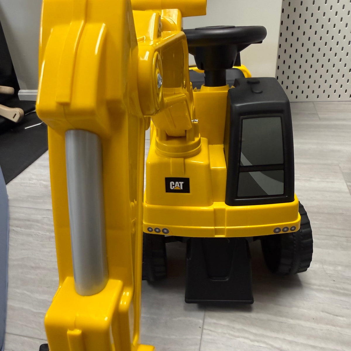 #110 CAT Construction Toddler Ride-On Excavator Digger Truck BRAND NEW