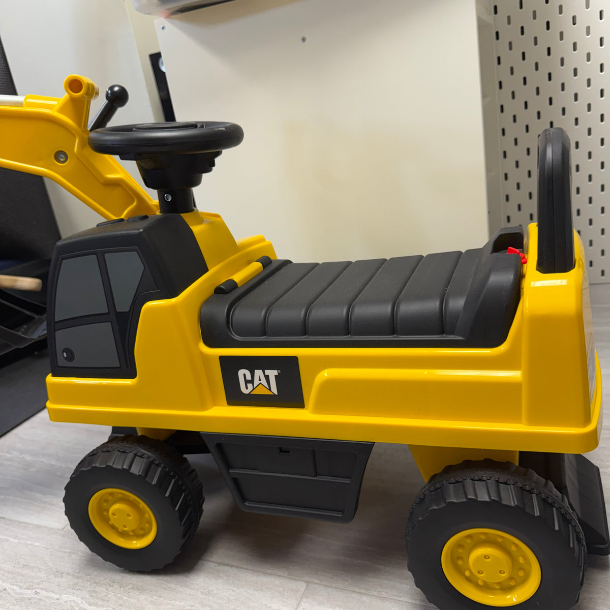 #110 CAT Construction Toddler Ride-On Excavator Digger Truck BRAND NEW