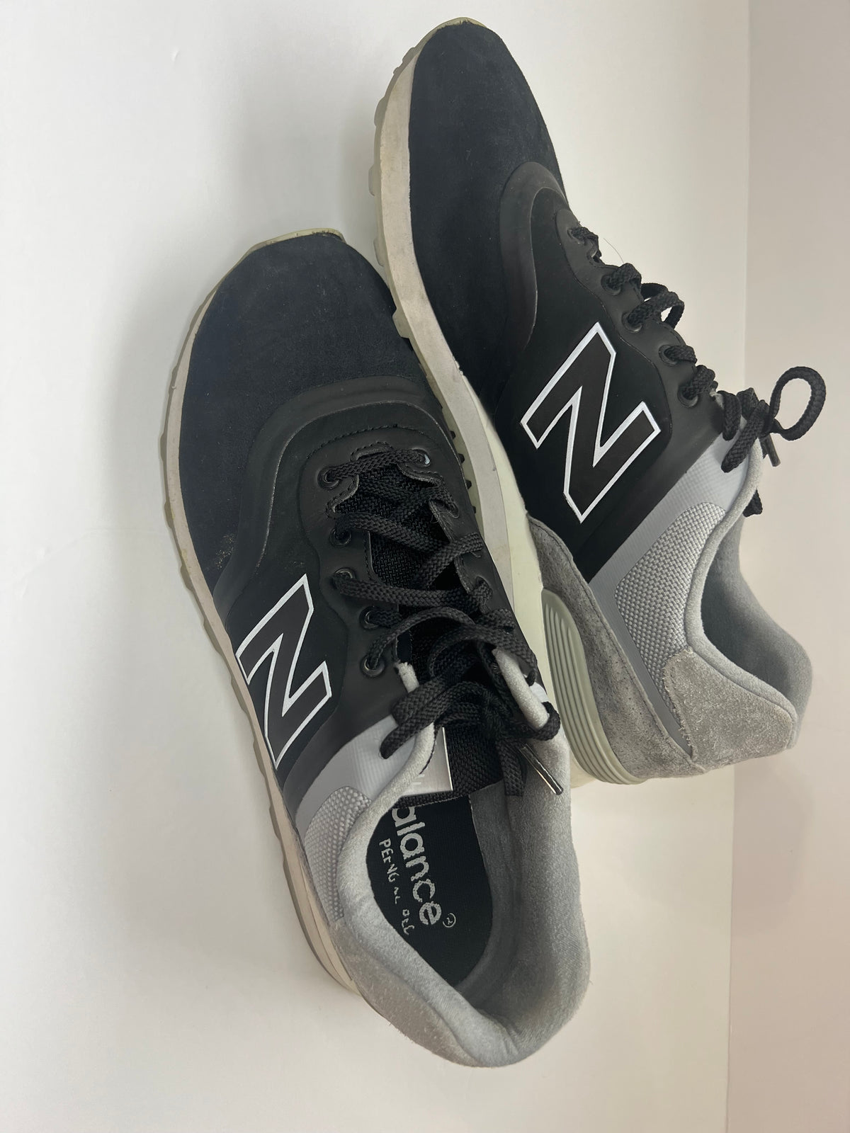 #180 New Balance mens size 11.5 black and gray gym shoes