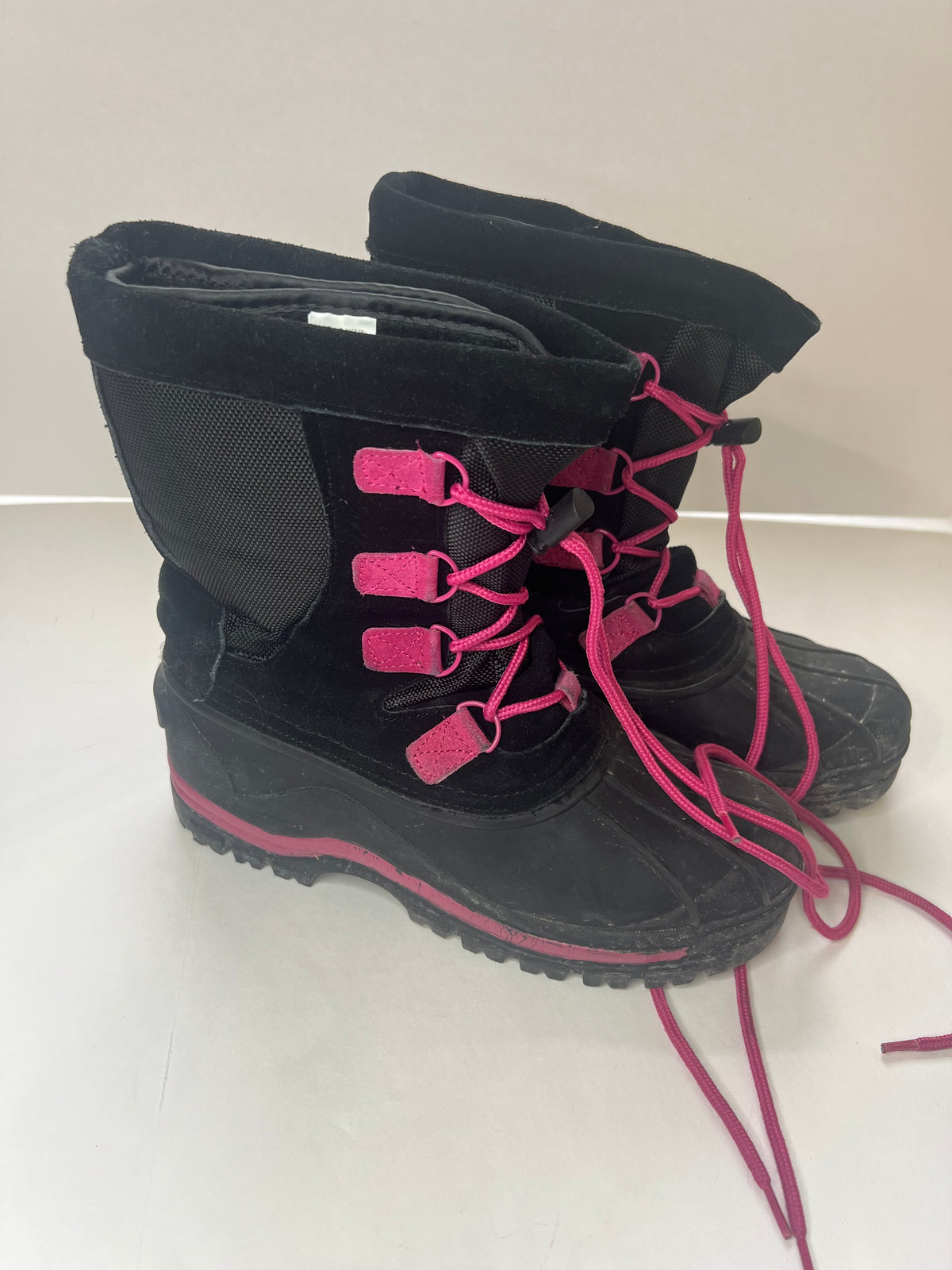 #180 Ladies size 7 black and pink snow boots