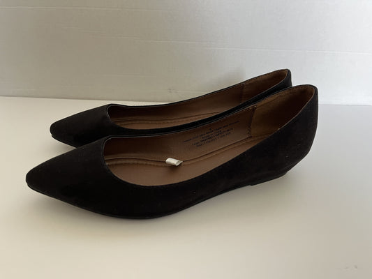 #124 Women's Black Suede Flats Size 8