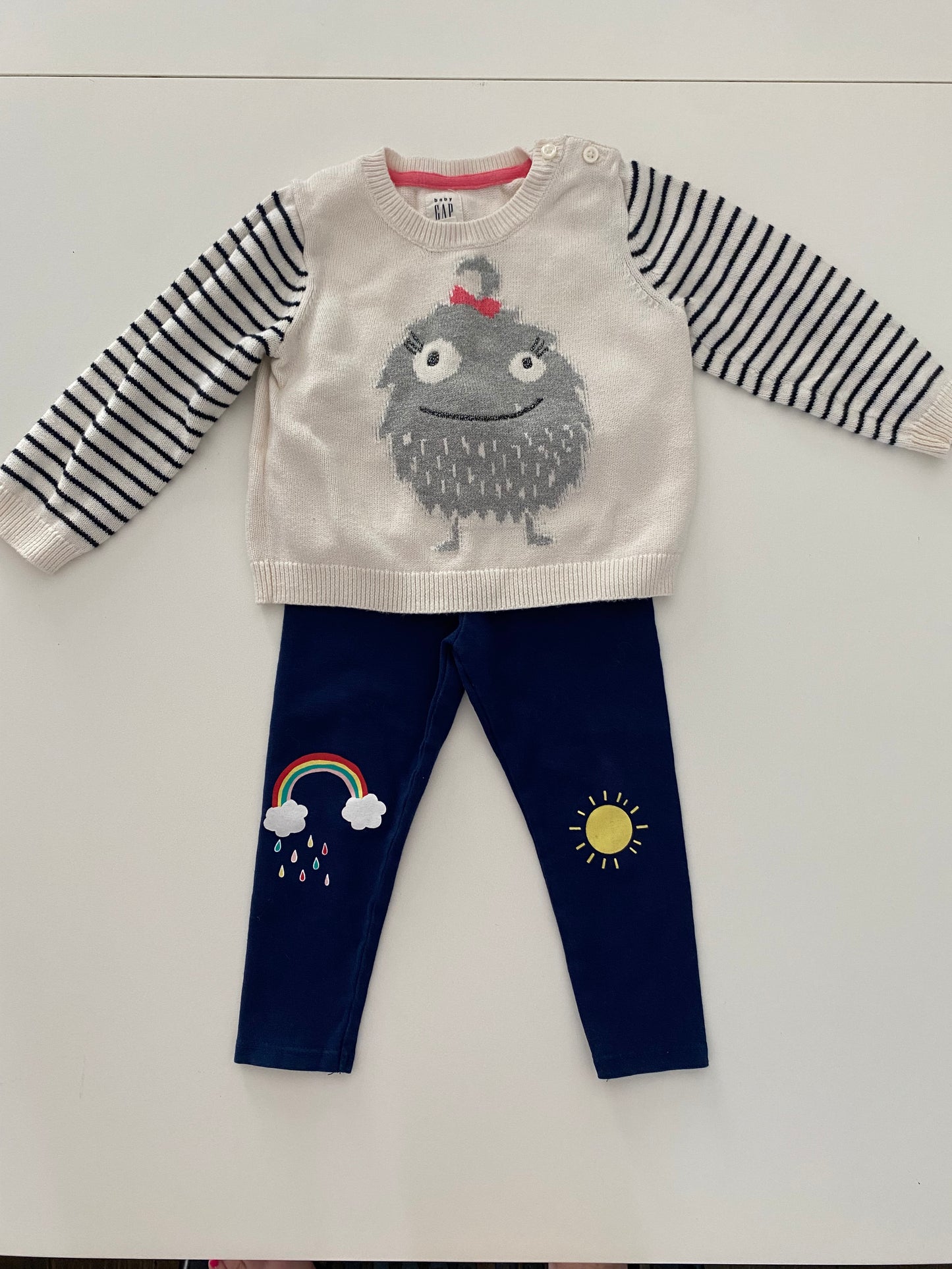 #84B- Girls 12-18M, Gap Monster Knot Sweater and Dip Navy rainbow/sunshine leggings, GUC