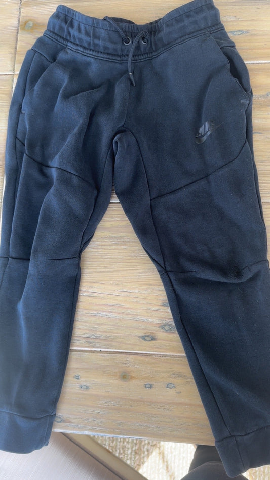 #24 size 6 Nike joggers