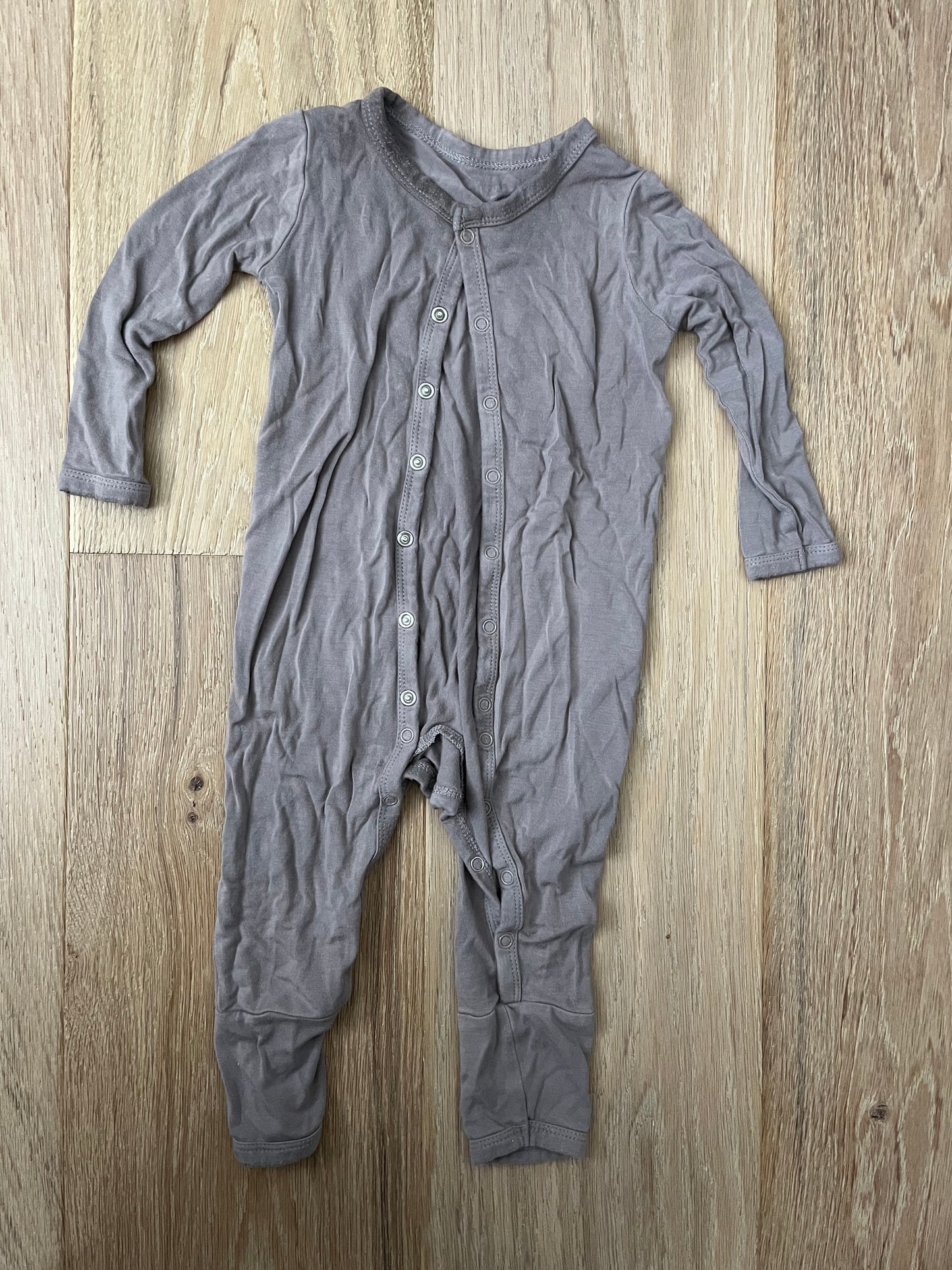 #47 Kyte baby 6-12 months neutral snap pajamas