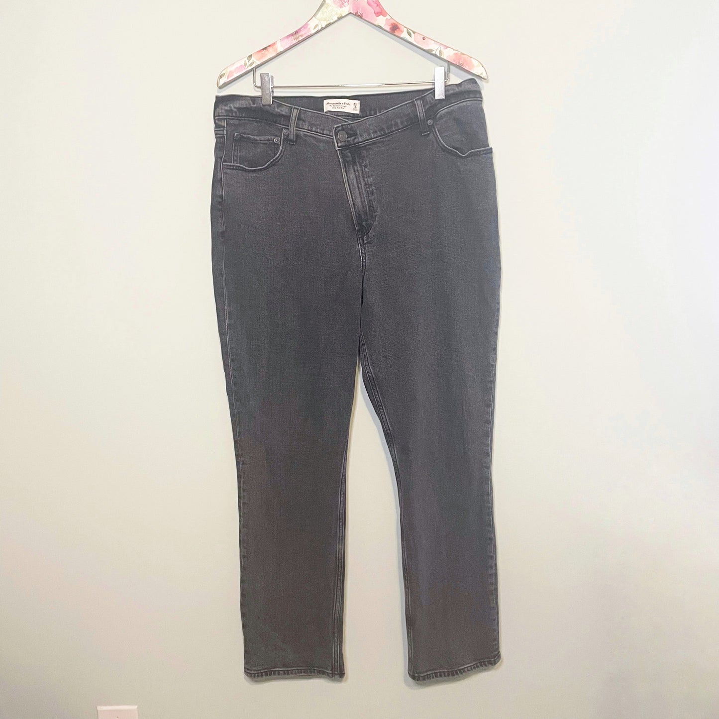 #118 | Size 16s | Abercrombie and Fitch Women's The 90's Slim Straight Ultra High Rise Black Jeans