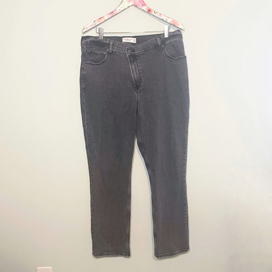 #118 | Size 16s | Abercrombie and Fitch Women's The 90's Slim Straight Ultra High Rise Black Jeans