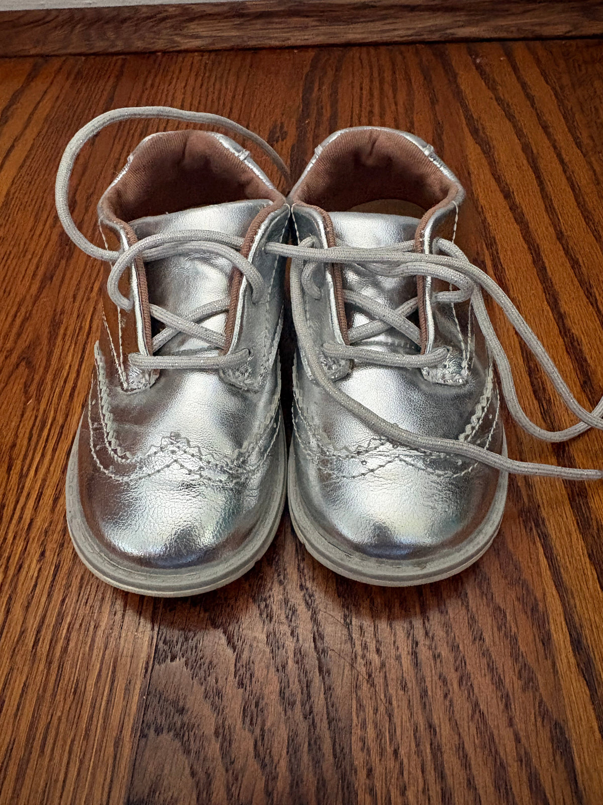 #34 Stride Rite 7.5W Silver Lace up Shoes