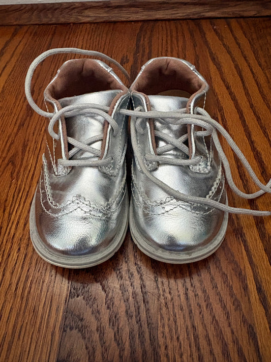 #34 Stride Rite 7.5W Silver Lace up Shoes