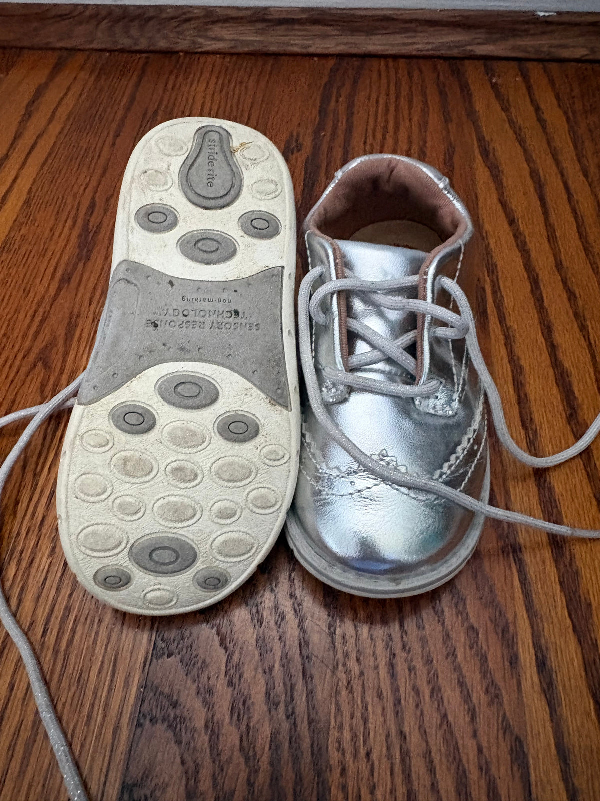 #34 Stride Rite 7.5W Silver Lace up Shoes
