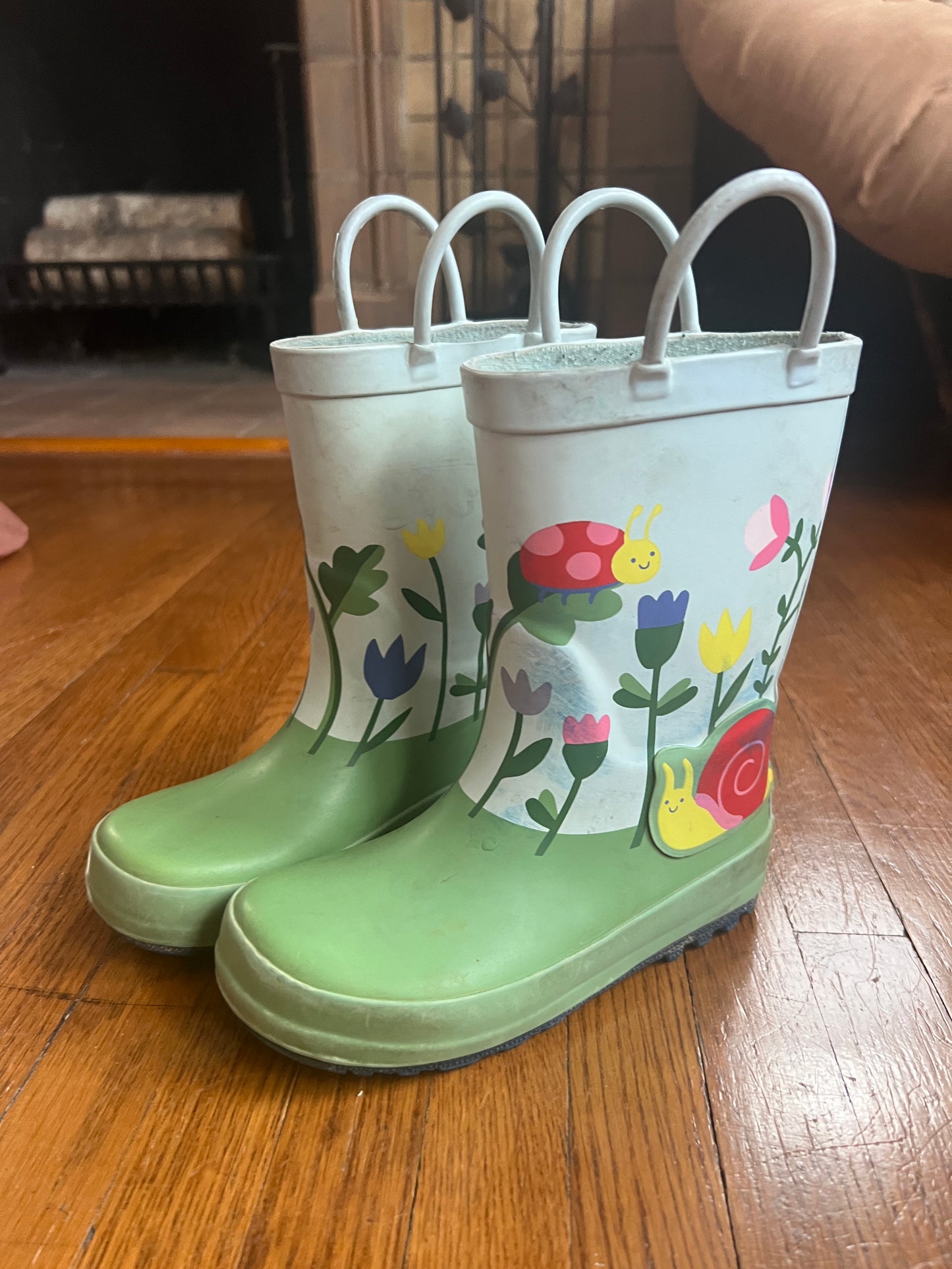 Size 10 GUC bug and flower rain boots PPU 45212