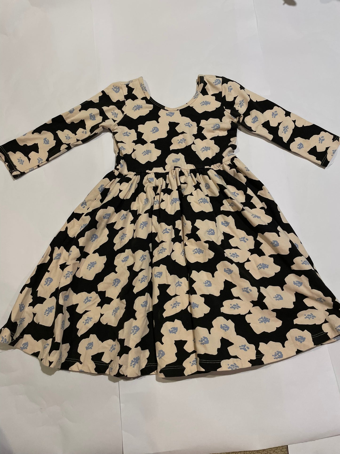 #126 Girls Alice & Ames size 6 White & Black Flowers Super Twirl Dress
