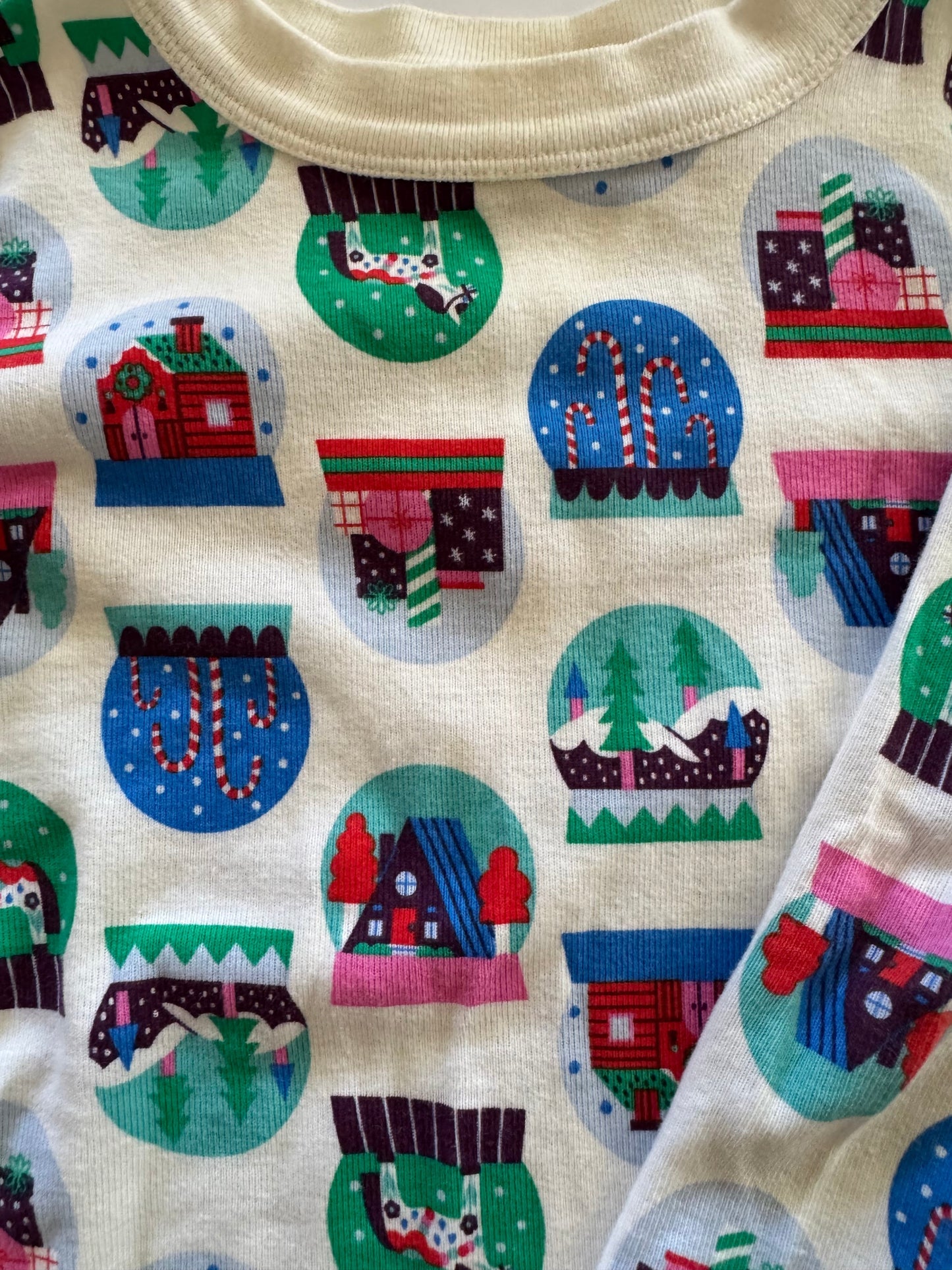 REDUCED # 92 Hanna andersson 4 t girl boy holiday globe 2 piece pajama set
