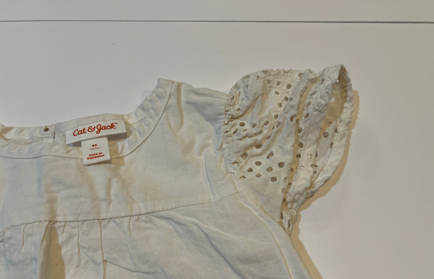 #141 Girls 4T Cat & Jack Cream Shirt with Eyelet Flutter Sleeves