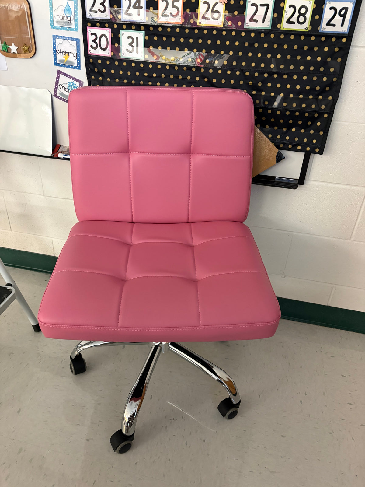 #34 New pink desk chair