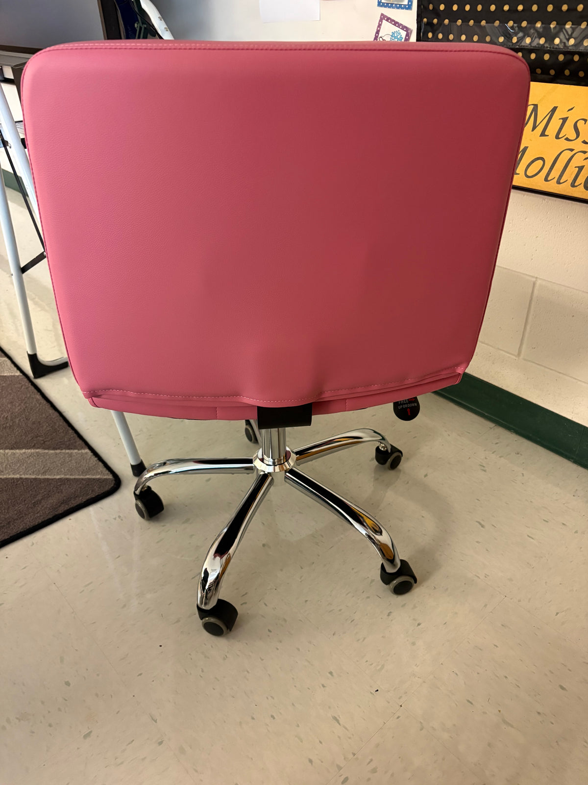 #34 New pink desk chair